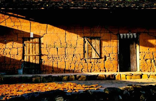 Tường của ngôi nhà trình tường ở Lạng Sơn. Ảnh: Dương Công Bao