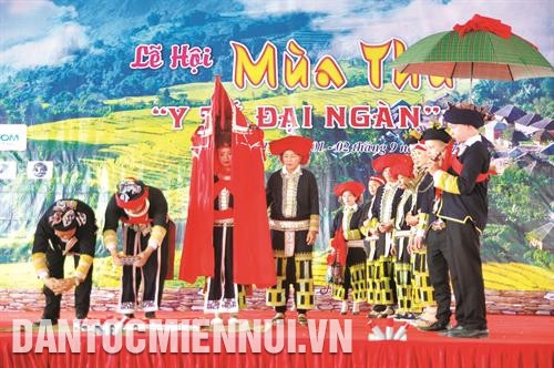 Trong khuôn khổ Lễ hội mùa Thu "Sức hút đại ngàn" năm 2018, Ủy ban Nhân dân huyện Bát Xát phối hợp với Chi hội nghệ sĩ nhiếp ảnh Lào Cai tổ chức Triển lãm ảnh "Vàng trên Y Tý". Ảnh: Cao Hương Trong khuôn khổ Lễ hội, 113 vận động viên đã tham gia Giải leo núi chinh phục đỉnh Lảo Thẩn lần thứ 2 - năm 2018. Ảnh: Cao Hương Đông đảo đồng bào dân tộc và khách du lịch đã tham dự Lễ hội mùa Thu Sa Pa năm 2018. Ảnh: Cao Hương Tái hiện lễ cưới của người Dao đỏ trong đêm khai mạc Lễ hội mùa Thu. Ảnh: Cao Hương Du khách tham quan làng nghề chạm bạc tại thôn Séo Pờ Hồ ở xã Mường Hum, huyện Bát Xát. Ảnh: Cao Hương Lễ hội mùa Thu được tổ chức nằm trong chuỗi sự kiện Lễ hội bốn mùa Xuân, Hạ, Thu, Đông, nhằm phát huy những giá trị văn hóa truyền thống, đậm đà bản sắc của các dân tộc sinh sống dưới chân núi Hoàng Liên. Ảnh: Cao Hương Du khách trải nghiệm mùa vàng ở xã Lao Chải, huyện Sa Pa. Ảnh: Cao Hương