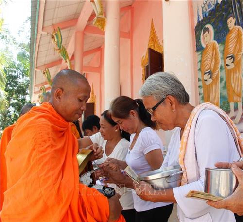 Nhà sư thực hiện nghi thức dâng bát. Ảnh: Hồng Thái - TTXVN Nhà sư thực hiện nghi thức dâng bát. Ảnh: Hồng Thái - TTXVN