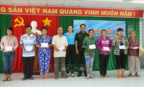 Chương trình năm nay trao quà cho 20 phụ nữ nghèo, mỗi phần quà 1 triệu đồng. Ảnh: Đức Hạnh - TTXVN Chương trình năm nay trao quà cho 20 phụ nữ nghèo, mỗi phần quà 1 triệu đồng. Ảnh: Đức Hạnh - TTXVN