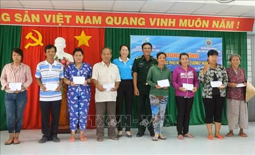 Chương trình năm nay trao quà cho 20 phụ nữ nghèo, mỗi phần quà 1 triệu đồng. Ảnh: Đức Hạnh - TTXVN