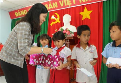 Bà Trần Thị Bích Phượng, Chủ tịch Hội Liên hiệp Phụ nữ tỉnh Trà Vinh tặng quà cho trẻ em nghèo hiếu học xã Bình Hòa Tây, huyện Mộc Hóa, tỉnh Long An. Ảnh: Đức Hạnh - TTXVN Bà Trần Thị Bích Phượng, Chủ tịch Hội Liên hiệp Phụ nữ tỉnh Trà Vinh tặng quà cho trẻ em nghèo hiếu học xã Bình Hòa Tây, huyện Mộc Hóa, tỉnh Long An. Ảnh: Đức Hạnh - TTXVN