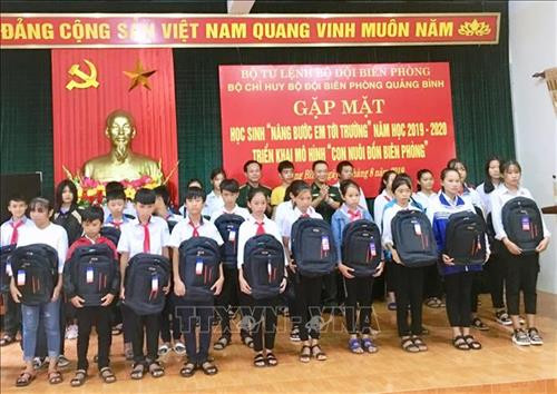 Bộ Chỉ huy Bộ đội Biên phòng Quảng Bình trao tặng các phần quà bao gồm cặp sách, trang thiết bị học tập, quần áo mới cho các học sinh. Ảnh: Võ Dung-TTXVN Bộ Chỉ huy Bộ đội Biên phòng Quảng Bình trao tặng các phần quà bao gồm cặp sách, trang thiết bị học tập, quần áo mới cho các học sinh. Ảnh: Võ Dung-TTXVN