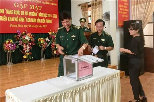Các đại biểu ủng hộ kinh phí cùng với Bộ đội Biên phòng Quảng Bình thực hiện hiệu quả mô hình “Con nuôi đồn Biên phòng”. Ảnh: Võ Dung-TTXVN Các đại biểu ủng hộ kinh phí cùng với Bộ đội Biên phòng Quảng Bình thực hiện hiệu quả mô hình “Con nuôi đồn Biên phòng”. Ảnh: Võ Dung-TTXVN