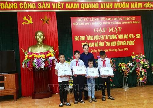 Phó Chủ tịch UBND tỉnh Quảng Bình Nguyễn Tiến Hoàng trao tặng quà của Bộ Tư lệnh Bộ đội Biên phòng cho các học sinh. Ảnh: Võ Dung-TTXVN Phó Chủ tịch UBND tỉnh Quảng Bình Nguyễn Tiến Hoàng trao tặng quà của Bộ Tư lệnh Bộ đội Biên phòng cho các học sinh. Ảnh: Võ Dung-TTXVN