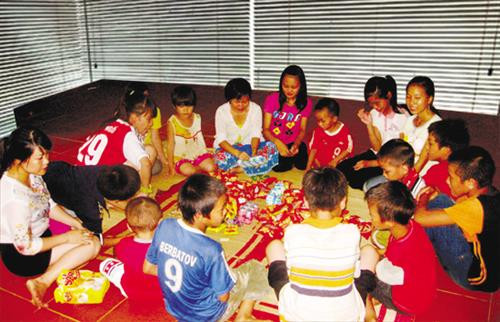 Tết Trung thu giản dị, đầm ấm của trẻ mồ côi trong "Mái nhà" chung. Ảnh: baolaocai.vn Tết Trung thu giản dị, đầm ấm của trẻ mồ côi trong "Mái nhà" chung. Ảnh: baolaocai.vn