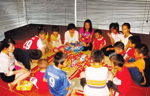 Tết Trung thu giản dị, đầm ấm của trẻ mồ côi trong "Mái nhà" chung. Ảnh: baolaocai.vn