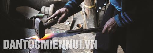 Những con dao, lưỡi cày... được chế tạo dưới bàn tay của người Mông không những sắc bén mà còn có độ bền cao