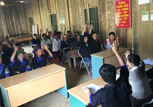 Tổ tiết kiệm và vay vốn bản Dế Xu Phình A đang tiến hành họp bình xét hộ nghèo vay vốn.