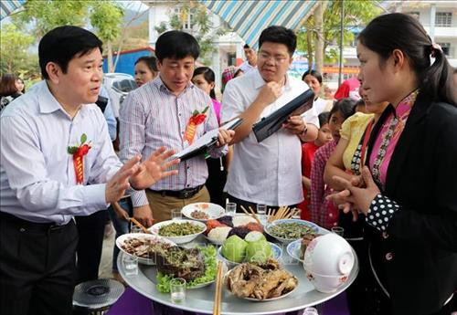 Du khách cùng người dân địa phương tham gia chơi Trống và Chiêng. Ảnh: Quý Trung – TTXVN Môn thi đẩy gậy tại lễ hội. Ảnh: Quý Trung - TTXVN Phần thi môn kéo co tại lễ hội. Ảnh: Quý Trung - TTXVN Các đội trình bày phần thi ẩm thực với các món ăn dân tộc. Ảnh: Quý Trung – TTXVN Ban tổ chức chấm thi ở nội dung ẩm thực của các xã tham dự tại lễ hội. Ảnh: Quý Trung – TTXVN Các vận động viên tham gia thi trò chơi Tó Má Lẹ, một trong những trò chơi dân gian dành cho nữ. Ảnh: Quý Trung - TTXVN Môn thi đẩy gậy tại lễ hội. Ảnh: Quý Trung - TTXVN Phần thi môn kéo co của các vận động viên của các xã tham dự. Ảnh: Quý Trung - TTXVN Du khách cùng người dân địa phương tham gia chơi Trống và Chiêng. Ảnh: Quý Trung – TTXVN Môn thi đẩy gậy tại lễ hội. Ảnh: Quý Trung - TTXVN Phần thi môn kéo co tại lễ hội. Ảnh: Quý Trung - TTXVN Các đội trình bày phần thi ẩm thực với các món ăn dân tộc. Ảnh: Quý Trung – TTXVN Ban tổ chức chấm thi ở nội dung ẩm thực của các xã tham dự tại lễ hội. Ảnh: Quý Trung – TTXVN Các vận động viên tham gia thi trò chơi Tó Má Lẹ, một trong những trò chơi dân gian dành cho nữ. Ảnh: Quý Trung - TTXVN Môn thi đẩy gậy tại lễ hội. Ảnh: Quý Trung - TTXVN Phần thi môn kéo co của các vận động viên của các xã tham dự. Ảnh: Quý Trung - TTXVN