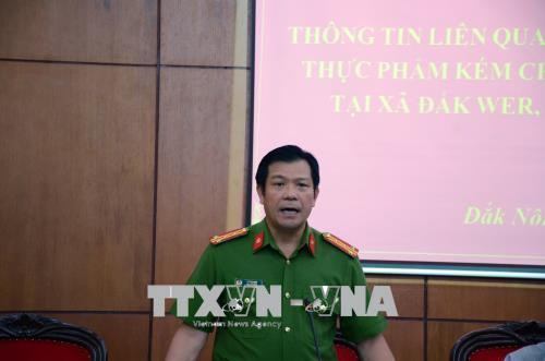 Đại tá Lê Vinh Quy, Phó Giám đốc Công an tỉnh Đắk Nông trả lời các câu hỏi của các cơ quan thông tấn – báo chí. Ảnh: Hưng Thịnh – TTXVN Đại tá Lê Vinh Quy, Phó Giám đốc Công an tỉnh Đắk Nông trả lời các câu hỏi của các cơ quan thông tấn – báo chí. Ảnh: Hưng Thịnh – TTXVN