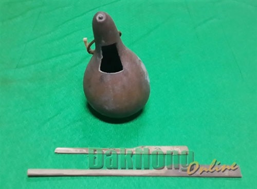 Dao cắt và trái bầu đựng rốn trẻ em mới sinh của dân tộc M’nông