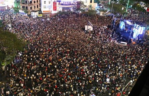 Hàng nghìn người dân và du khách xem chương trình biểu diễn nghệ thuật chào đón năm mới 2020 tại khu vực ngã sáu bùng binh Hùng Vương ở trung tâm thành phố Huế (Thừa Thiên-Huế). Ảnh: Hồ Cầu - TTXVN