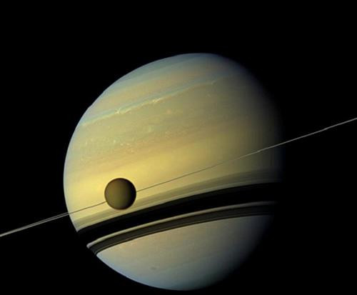 Titan - vệ tinh lớn nhất của sao Thổ. Ảnh: solarsystem.nasa.gov.com Titan - vệ tinh lớn nhất của sao Thổ. Ảnh: solarsystem.nasa.gov.com