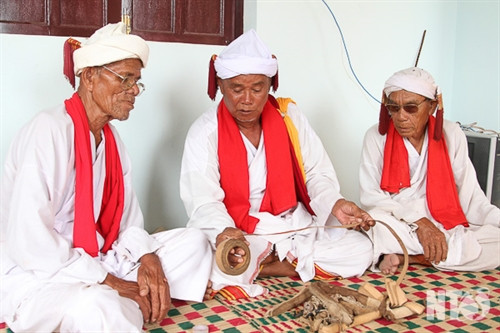 Thư tịch cổ viết trên lá buông được lưu giữ tại đền thờ Pô Klong Girai ở xã Phước Hậu, huyện Ninh Phước (Ninh Thuận). Ảnh: Sơn Ngọc