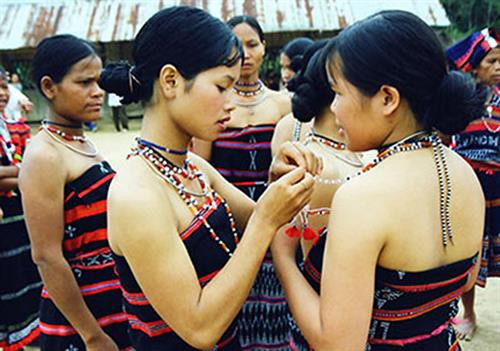 Mã nào là trang sức không thể thiếu đối với những thiếu nữ Cơ tu. Ảnh: danviet.vn Mã nào là trang sức không thể thiếu đối với những thiếu nữ Cơ tu. Ảnh: danviet.vn