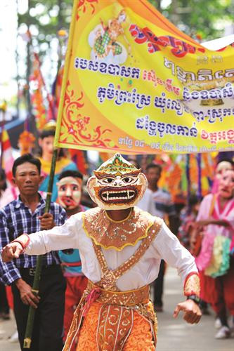 Mão và mặt nạ là hai loại phục trang đặc biệt trong những buổi biểu diễn nghệ thuật truyền thống của người Khmer