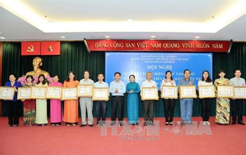 Lãnh đạo Thành phố Hồ Chí Minh khen thưởng các tập thể có đóng góp trong cuộc vận động. Ảnh: Phương Vy-TTXVN. Lãnh đạo Thành phố Hồ Chí Minh khen thưởng các tập thể có đóng góp trong cuộc vận động. Ảnh: Phương Vy-TTXVN.