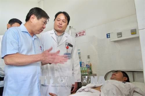 Chủ tịch Ủy ban nhân dân Thành phố Hồ Chí Minh Nguyễn Thành Phong thăm “hiệp sĩ” Nguyễn Đức Huy tại Bệnh viện Thống Nhất. Ảnh: Đinh Hằng – TTXVN