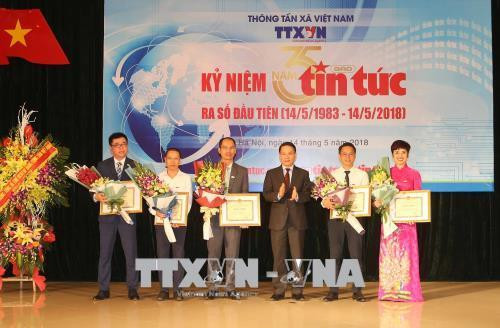 Tổng Giám đốc TTXVN Nguyễn Đức Lợi trao tặng Bằng khen cho các tập thể và cá nhân có thành tích xuất sắc của báo Tin tức. Ảnh: Doãn Tấn - TTXVN Tổng Giám đốc TTXVN Nguyễn Đức Lợi trao tặng Bằng khen cho các tập thể và cá nhân có thành tích xuất sắc của báo Tin tức. Ảnh: Doãn Tấn - TTXVN