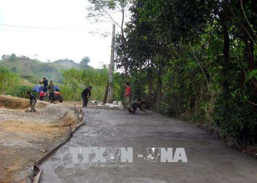 Người dân xã Yên Phú, huyện Hàm Yên (Tuyên Quang), xây dựng đường bê tông nông thôn. Ảnh: Quang Đán - TTXVN Người dân xã Yên Phú, huyện Hàm Yên (Tuyên Quang), xây dựng đường bê tông nông thôn. Ảnh: Quang Đán - TTXVN