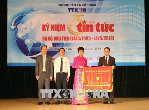 Tổng Giám đốc TTXVN Nguyễn Đức Lợi trao Cờ thi đua năm 2017 của Chính phủ tặng cho báo Tin tức. Ảnh: Doãn Tấn - TTXVN Tổng Giám đốc TTXVN Nguyễn Đức Lợi trao Cờ thi đua năm 2017 của Chính phủ tặng cho báo Tin tức. Ảnh: Doãn Tấn - TTXVN
