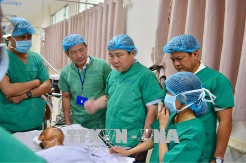 Chủ tịch Ủy ban nhân dân Thành phố Hồ Chí Minh Nguyễn Thành Phong thăm “hiệp sĩ” Trần Văn Hoàng tại Bệnh viện Nhân dân 115. Ảnh: Đinh Hằng – TTXVN