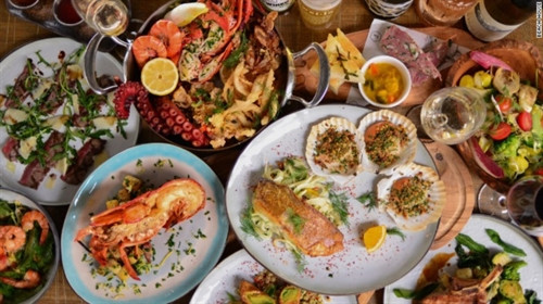 Hãy đến đây để chiêm ngưỡng tượng Phật lớn nhất thế giới. Chỉ mất 30 đi từ đảo Hong Kong, bạn có thể dành 1 ngày ở Lantau để khám phá những thác nước hùng vĩ, những làng chài, bãi biển… Tượng Đại Phật Thiên Tân: Đây là bức tượng Phật ngồi bằng đồng lớn nhất thế giới với chiều cao 34 mét, nặng 250 tấn, mỗi ngày thu hút hàng ngàn lượt người đến thăm quan. Beach House: Có một chuỗi quán cà phê nhìn ra biển, bao gồm Beach House. Tại đây phục vụ các món ăn Địa Trung Hải, chủ yếu là các món hải sản. Được mệnh danh là lá phổi của Hong Kong, Lantau địa hình chủ yếu đồi núi, có những bãi cát trải dài bờ biển và công viên lớn nhất đảo. Gia súc trên đảo nhiều hơn cả taxi: Gần 1.000 con gia súc so với 75 chiếc taxi có trên đảo. Nằm giữa những ngọn núi và các cánh đồng lúa, bãi biển Pui O là sự lựa chọn tuyệt vời cho những người thích tắm nắng, lướt sóng và ngắm những con trâu nước đặc trưng của Lantau. Mavericks: Được mở cửa vào năm 2014, với đồ nội thất “cũ kỹ”, những tấm ván lướt sóng trang trí trên tường và ngay cả đoạn đường trượt băng nhỏ đã nhanh chóng biến Mavericks trở thành điểm đến hấp dẫn ở Lantau. Cắm trại ở Pui O: Một khu cắm trại công cộng gần biển, ngay bên cạnh nó là một doanh nghiệp địa phương cung cấp lều trại, túi ngủ, đồ dùng nấu nướng,… mọi đồ dùng cần thiết cho du khách. Biển Cheung Sha: Gần khu cắm trại là một địa điểm phổ biến để thưởng thức đồ ăn nhẹ và đồ uống. The Stoep: Nằm cách xa bờ biển, The Stoep là một trong những nhà hàng Nam Phi nổi tiếng nhất ở Hong Kong. Hãy đến đây để chiêm ngưỡng tượng Phật lớn nhất thế giới. Chỉ mất 30 đi từ đảo Hong Kong, bạn có thể dành 1 ngày ở Lantau để khám phá những thác nước hùng vĩ, những làng chài, bãi biển… Tượng Đại Phật Thiên Tân: Đây là bức tượng Phật ngồi bằng đồng lớn nhất thế giới với chiều cao 34 mét, nặng 250 tấn, mỗi ngày thu hút hàng ngàn lượt người đến thăm quan. Beach House: Có một chuỗi quán cà phê nhìn ra biển, bao gồm Beach House. Tại đây phục vụ các món ăn Địa Trung Hải, chủ yếu là các món hải sản. Được mệnh danh là lá phổi của Hong Kong, Lantau địa hình chủ yếu đồi núi, có những bãi cát trải dài bờ biển và công viên lớn nhất đảo. Gia súc trên đảo nhiều hơn cả taxi: Gần 1.000 con gia súc so với 75 chiếc taxi có trên đảo. Nằm giữa những ngọn núi và các cánh đồng lúa, bãi biển Pui O là sự lựa chọn tuyệt vời cho những người thích tắm nắng, lướt sóng và ngắm những con trâu nước đặc trưng của Lantau. Mavericks: Được mở cửa vào năm 2014, với đồ nội thất “cũ kỹ”, những tấm ván lướt sóng trang trí trên tường và ngay cả đoạn đường trượt băng nhỏ đã nhanh chóng biến Mavericks trở thành điểm đến hấp dẫn ở Lantau. Cắm trại ở Pui O: Một khu cắm trại công cộng gần biển, ngay bên cạnh nó là một doanh nghiệp địa phương cung cấp lều trại, túi ngủ, đồ dùng nấu nướng,… mọi đồ dùng cần thiết cho du khách. Biển Cheung Sha: Gần khu cắm trại là một địa điểm phổ biến để thưởng thức đồ ăn nhẹ và đồ uống. The Stoep: Nằm cách xa bờ biển, The Stoep là một trong những nhà hàng Nam Phi nổi tiếng nhất ở Hong Kong.