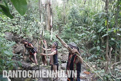 Người Jrai làm cây nêu trang trí trong lễ lập Bến nước. Ảnh: Hồng Điệp