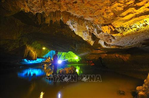 Động Thiên Hà được ví như "dải ngân hà trong lòng núi". Ảnh: Minh Đức - TTXVN Du khách tham quan động Thiên Hà. Ảnh: Minh Đức - TTXVN Các nhũ đá ở Thiên Hà được thiên nhiên kiến tạo từ hàng triệu năm trước với hình thù kỳ thú. Ảnh: Minh Đức - TTXVN Vòm hang trong động Thiên Hà. Ảnh: Minh Đức - TTXVN Vẻ đẹp hoang sơ kỳ vĩ của động Thiên Hà. Ảnh: Minh Đức - TTXVN Động Thiên Hà được ví như "dải ngân hà trong lòng núi". Ảnh: Minh Đức - TTXVN Du khách tham quan động Thiên Hà. Ảnh: Minh Đức - TTXVN Các nhũ đá ở Thiên Hà được thiên nhiên kiến tạo từ hàng triệu năm trước với hình thù kỳ thú. Ảnh: Minh Đức - TTXVN Vòm hang trong động Thiên Hà. Ảnh: Minh Đức - TTXVN Vẻ đẹp hoang sơ kỳ vĩ của động Thiên Hà. Ảnh: Minh Đức - TTXVN