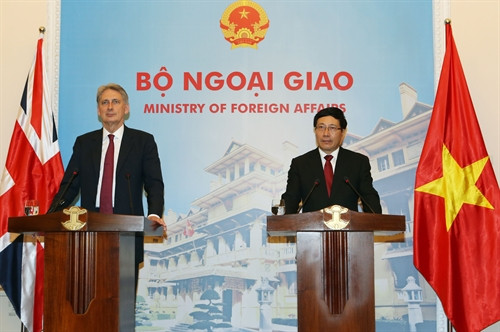 :Phó Thủ tướng, Bộ trưởng Ngoại giao Phạm Bình Minh và Bộ trưởng Ngoại giao Anh Philip Hammond gặp gỡ báo chí sau hội đàm. Ảnh: Nguyễn Khang-TTXVN