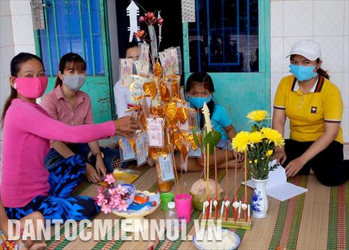 Một hộ gia đình dân tộc Khmer ở ấp 5, xã Nha Bích, huyện Chơn Thành (tỉnh Bình Phước) kết cây bông bạc và tổ chức đón Tết tại nhà. Ảnh: K GỬIH