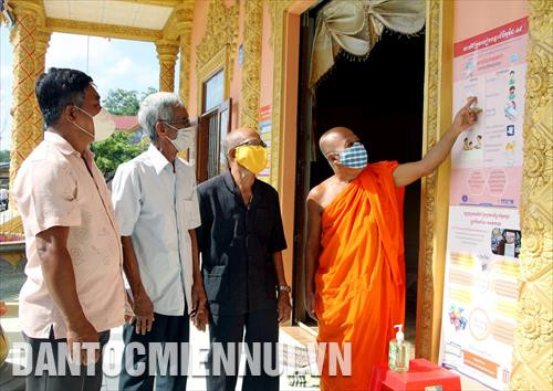 Sư trụ trì chùa Đay Ta Suôs (xã Phú Mỹ, huyện Mỹ Tú, tỉnh Sóc Trăng) tuyên truyền công tác phòng, chống dịch COVID-19 trong dịp Tết Vào năm mới 2020. Ảnh: Chanh Đa