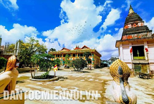 Toàn vùng Nam Bộ hiện có gần 460 ngôi chùa Phật giáo Nam tông Khmer, là trung tâm văn hóa - giáo dục, nơi diễn ra các hoạt động tín ngưỡng, văn hóa truyền thống của hơn 1,3 triệu đồng bào dân tộc Khmer, thường xuyên tập trung đông người vào các dịp lễ, tết. Trong ảnh: Khác với thông lệ hàng năm, khuôn viên chùa Cù Lao (xã Hưng Hội, huyện Vĩnh Lợi, tỉnh Bạc Liêu) vắng vẻ, lắng đọng trong những ngày Tết cổ truyền Vào năm mới 2020. Ảnh: Thanh Liêm