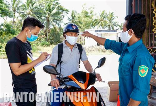 Tổ kiểm soát thân nhiệt tại chùa chùa Cái Giá Chót (xã Hưng Hội, huyện Vĩnh Lợi, tỉnh Bạc Liêu) thực hiện đo thân nhiệt đối với người dân vào chùa. Ảnh: Thanh Liêm