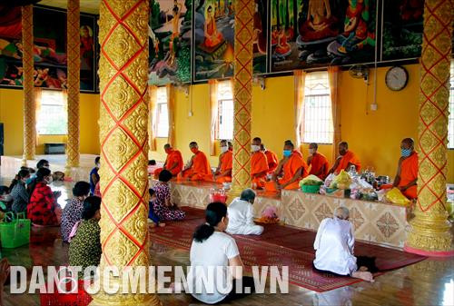 Các nghi thức lễ hội tổ chức tại chùa đã được tối giản hóa, đồng bào phật tử Khmer giữ khoảng cách nhất định trong buổi dâng cơm lên chư tăng trong mùa lễ hội Vào năm mới 2020. Ảnh: Chanh Đa