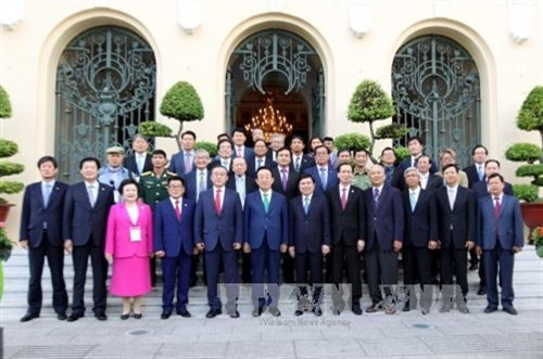 Chủ tịch UBND Thành phố Hồ Chí Minh Nguyễn Thành Phong với Tỉnh trưởng tỉnh Gyeongsangbuk-do ông Kim Kwan Yong cùng các đại biểu. Ảnh: Thanh Vũ - TTXVN