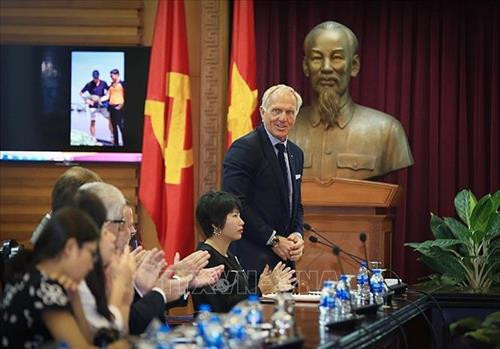 Tân Đại sứ du lịch Việt Nam Greg Norman phát biểu tại buổi lễ. Ảnh: Trọng Đạt - TTXVN Tân Đại sứ du lịch Việt Nam Greg Norman phát biểu tại buổi lễ. Ảnh: Trọng Đạt - TTXVN