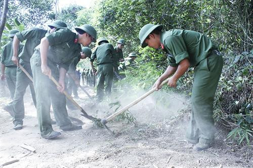 Lực lượng vũ trang giúp các địa phương chỉnh trang giao thông nông thôn, góp phần xây dựng nông thôn mới. Ảnh: baoquangtri.vn Lực lượng vũ trang giúp các địa phương chỉnh trang giao thông nông thôn, góp phần xây dựng nông thôn mới. Ảnh: baoquangtri.vn