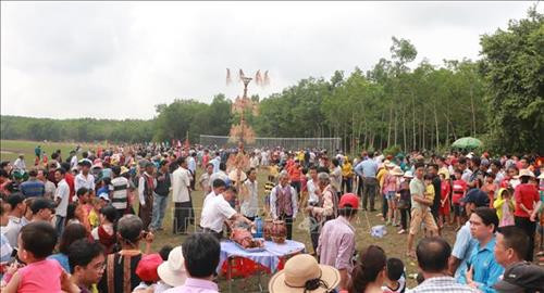 Đông đảo bà con tham dự lễ hội. Ảnh: K GỬIH -TTXVN Đông đảo bà con tham dự lễ hội. Ảnh: K GỬIH -TTXVN