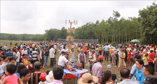 Đông đảo bà con tham dự lễ hội. Ảnh: K GỬIH -TTXVN