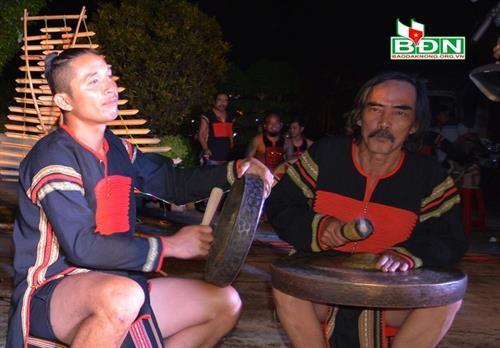 Cồng chiêng - nhạc cụ không thể thiếu trong sinh hoạt văn hóa của đồng bào Ê đê Cồng chiêng - nhạc cụ không thể thiếu trong sinh hoạt văn hóa của đồng bào Ê đê