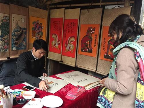 Trình diễn tranh dân gian tại "Tết phố". Ảnh: Đinh Thuận - TTXVN