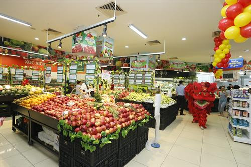 Bán hoa quả rong trên các tuyến phố Hà Nội. Hà Nội vừa đưa vào triển khai ứng dụng quét mã QR code trên điện thoại thông minh để người dân có thể truy xuất nguồn gốc rau, thịt an toàn. Để quản lý cửa hàng kinh doanh trái cây trên địa bàn, Hà Nội dự kiến đưa người bán hoa quả rong vào các điểm chợ để bày bán...