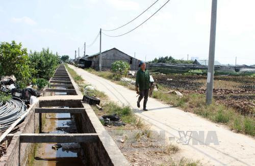 Kênh mương được kiên cố hóa ở cánh đồng xã Hạ Mỗ, xã đạt chuẩn Nông thôn mới 2015. Kênh mương được kiên cố hóa ở cánh đồng xã Hạ Mỗ, xã đạt chuẩn Nông thôn mới 2015.