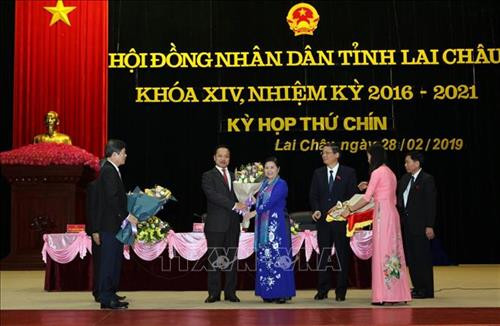 Bí Thư Tỉnh ủy tỉnh Lai Châu, bà Giàng Páo Mỷ tặng hoa chức mừng Tân Chủ tịch UBND tỉnh Lai Châu ông Trần Tiến Dũng. Ảnh: Quý Trung - TTXVN Bí Thư Tỉnh ủy tỉnh Lai Châu, bà Giàng Páo Mỷ tặng hoa chức mừng Tân Chủ tịch UBND tỉnh Lai Châu ông Trần Tiến Dũng. Ảnh: Quý Trung - TTXVN