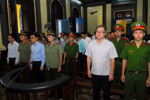 Các bị cáo đứng trước vành móng ngựa tại phiên tòa. Ảnh: Mạnh Linh –TTXVN