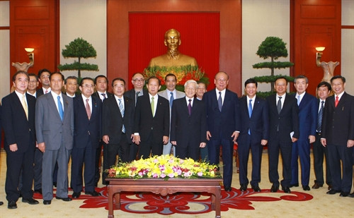 Chiều 9/9/2016, tại Trụ sở Trung ương Đảng, Tổng Bí thư Nguyễn Phú Trọng tiếp Tổng thư ký Đảng Dân chủ Tự do Nhật Bản (LDP) kiêm Chủ tịch Liên minh Nghị sĩ Hữu nghị Nhật - Việt Nikai Toshihiro. Trong ảnh: Tổng Bí thư Nguyễn Phú Trọng và các đại biểu chụp ảnh lưu niệm. Ảnh: Doãn Tấn – TTXVN