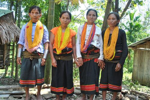 Phụ nữ Cadong với chuỗi cườm ở cổ, chuỗi đồng có gắn lục lạc. Phụ nữ Cadong với chuỗi cườm ở cổ, chuỗi đồng có gắn lục lạc.