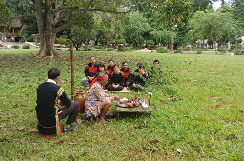 Thầy cúng khấn mời các thần về dự lễ. Thầy cúng khấn mời các thần về dự lễ.